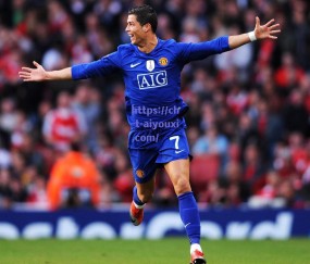 胡尔克笑着交流反吃黄牌！裁判争议判罚引爆赛场，球迷直呼给整懵了